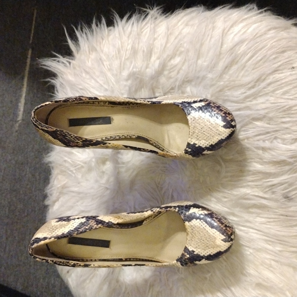 Some nice leopard snakeskin shoes